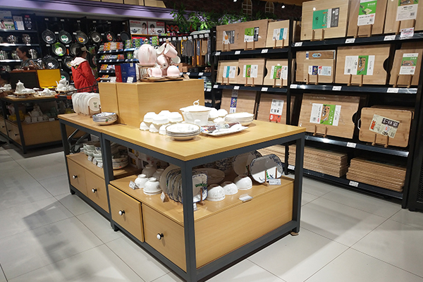 Supermarket shelf decoration techniques